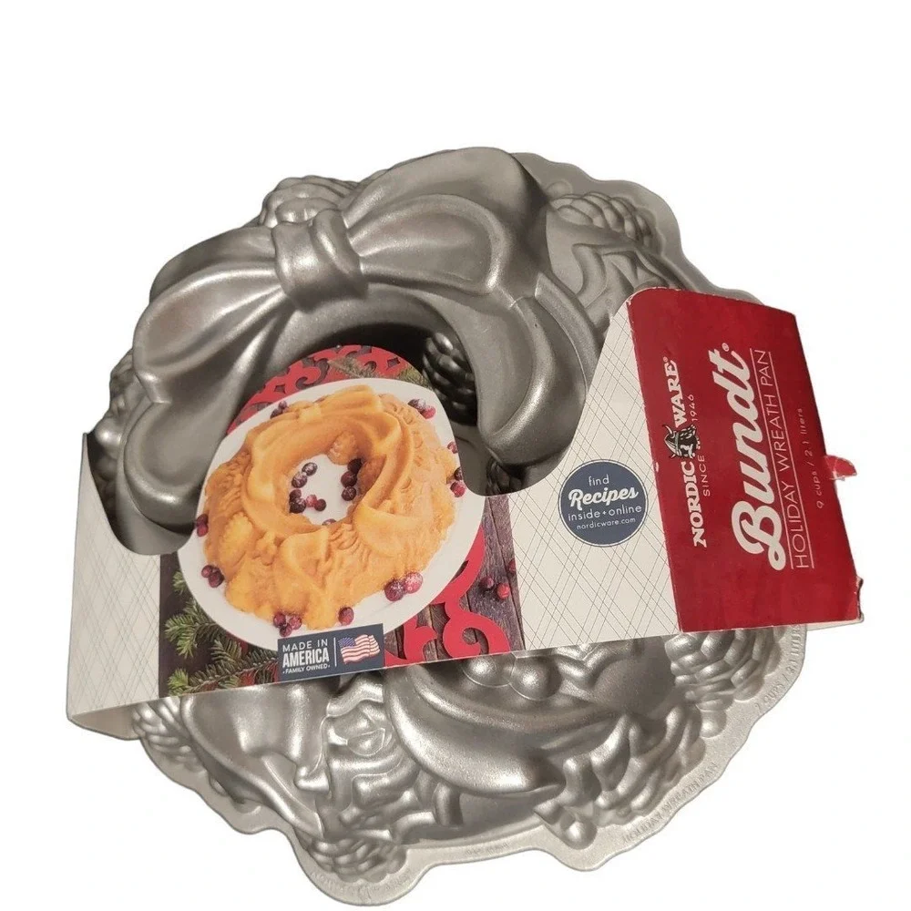 Nordic Ware Holiday Collection Heavy Cast Aluminum Ribbon‎ Bundt Pan